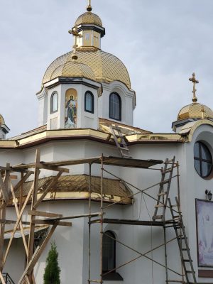 Установка икон с печатью на пластике пвх на фасад храма