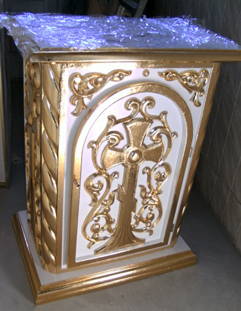Малый церковный жертвенник для храма с золочением и резьбой