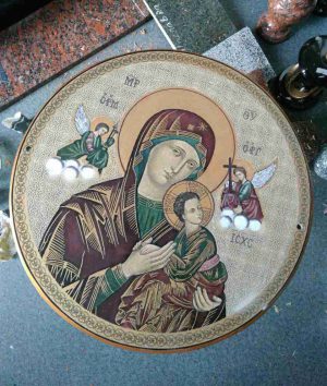 Икона Божией Матери на камне круглая (на заказ)
