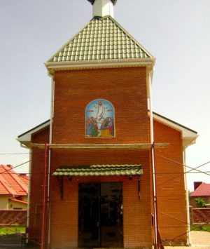 Икона Воскресение Господне на фасаде из мозаики