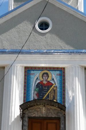 Икона Архангела Михаила из мозаики на фасаде