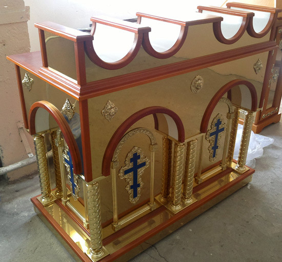 Свечной стол из булата с латунными колонами