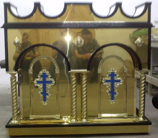 Свечной стол из булата с латунными колонами и крестами